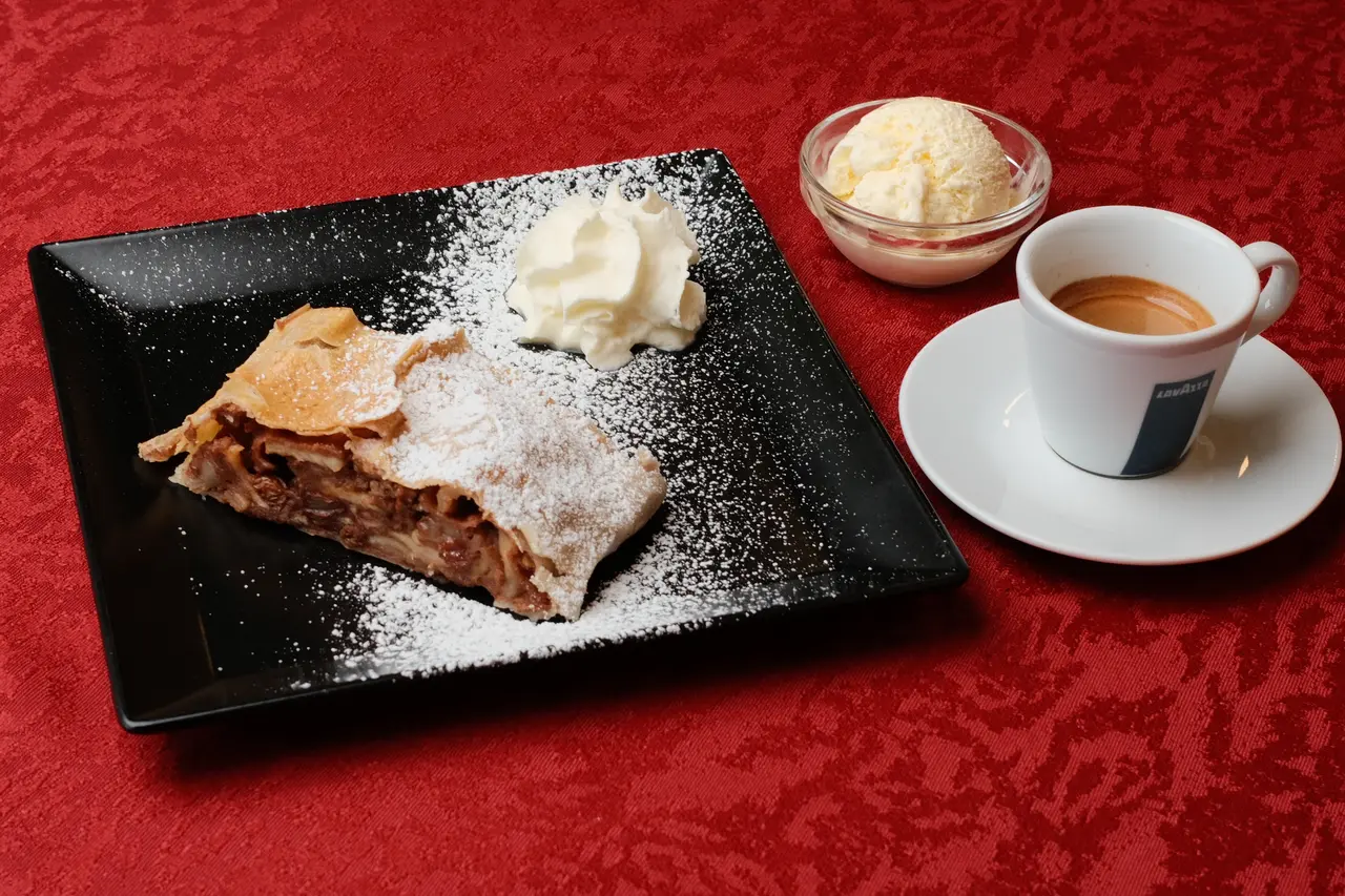 Strudel + Espresso oder Americano in der Neubauschenke Wien
