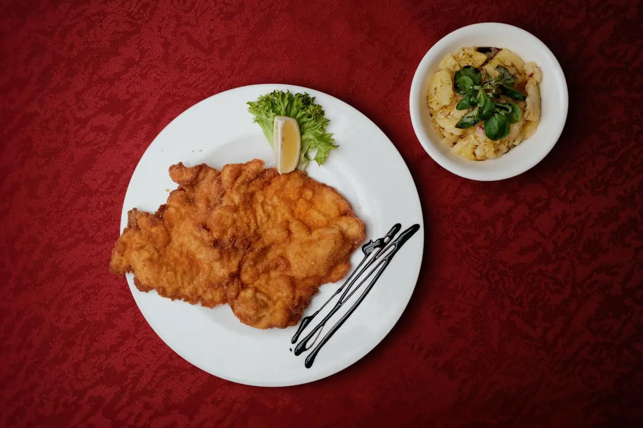 Hühnerschnitzel gebacken mit Erdäpfelsalat und Kernöl in der Neubauschenke Wien