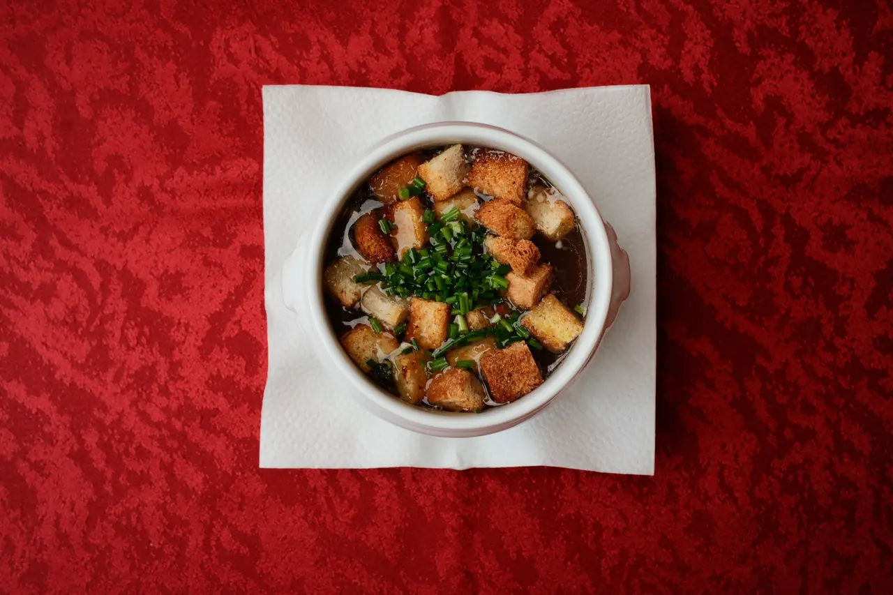 Klare Knoblauchsuppe in der Neubauschenke Wien