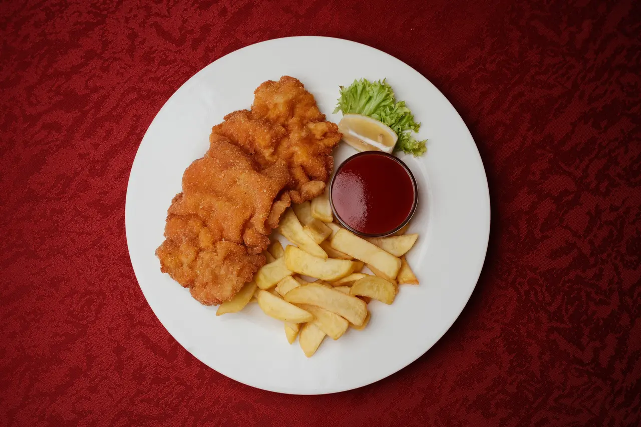 Kleines Wiener-Schnitzel vom Schwein in der Neubauschenke Wien