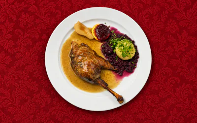 ¼ gebratene Gans, mit Kartoffelknödel, Rotkraut, pochierten Birnen und Preiselbeeren