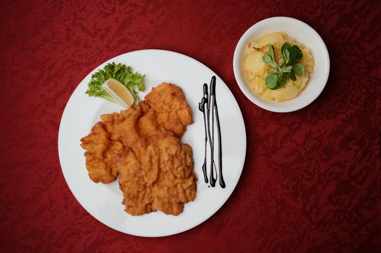 Schweinsschnitzel gebacken mit Erdäpfelsalat in der Neubauschenke Wien