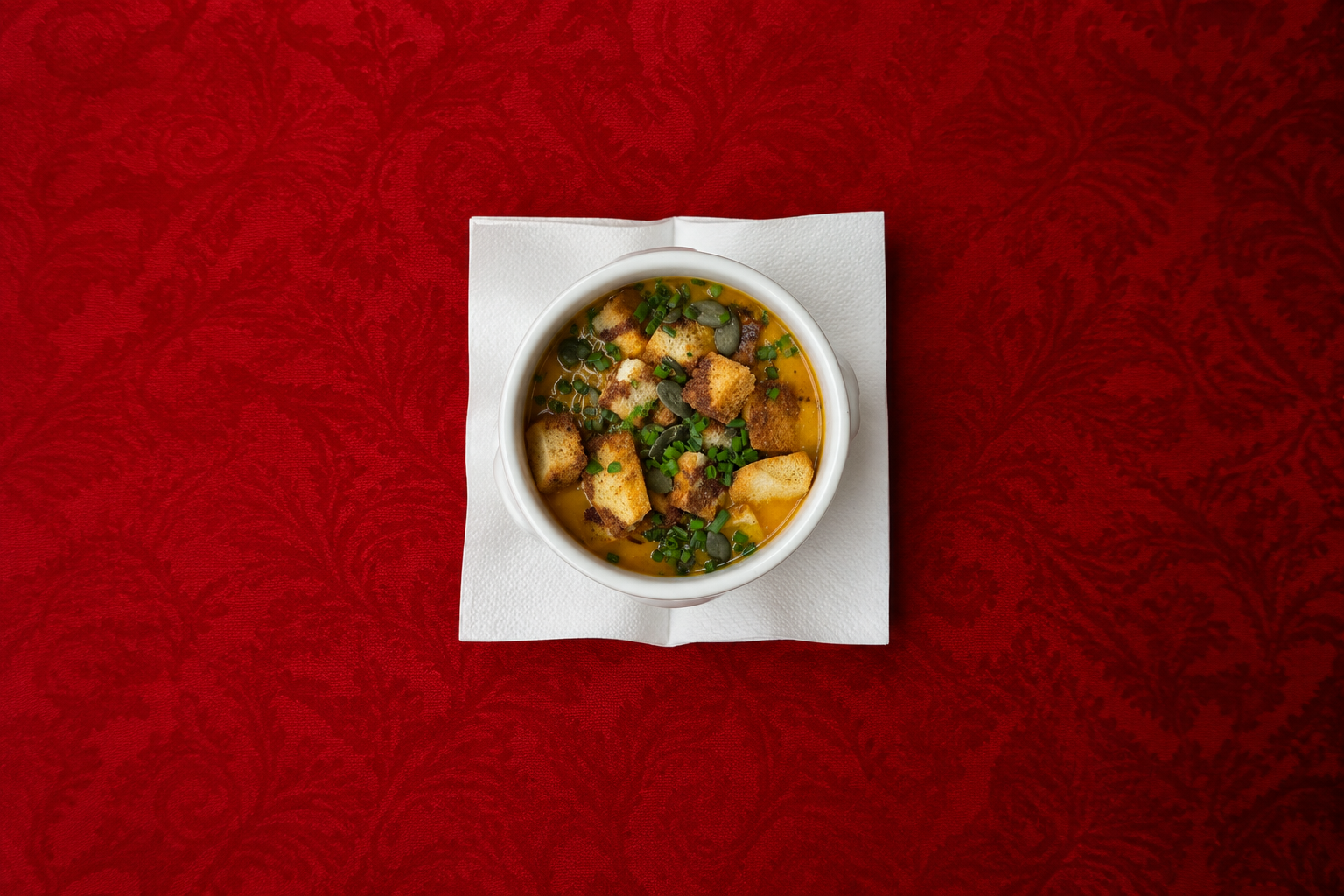 Steirische Kürbiscremesuppe, mit Croutons & Kernöl