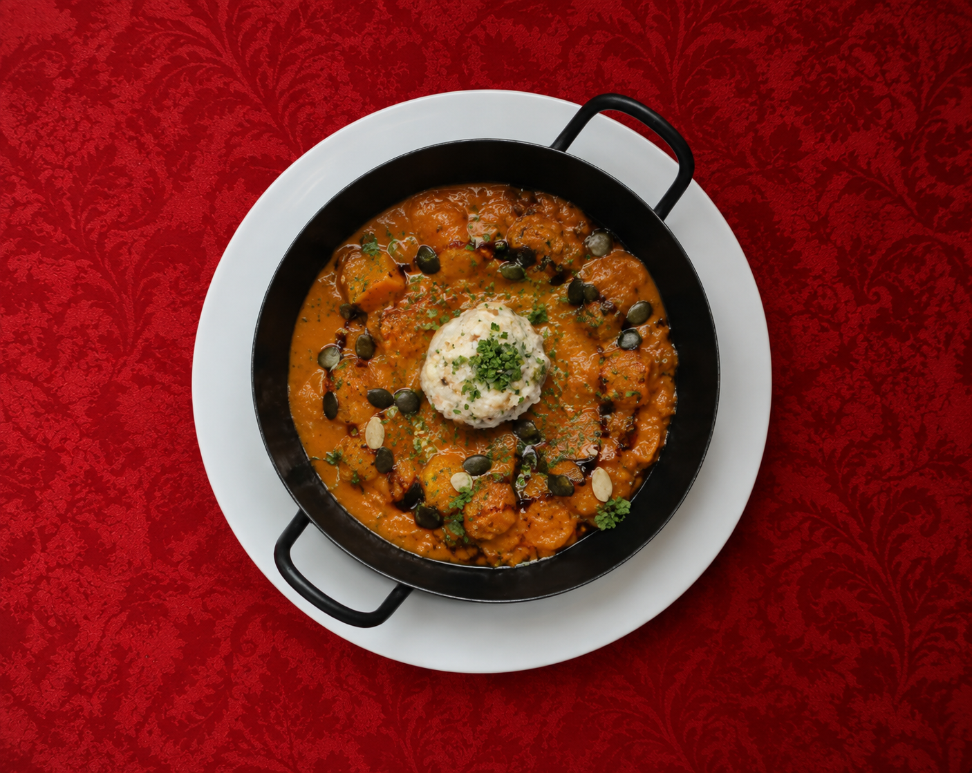 Vegetarisches Kürbisgulasch, pikant, mit Semmelknödel & Kernöl