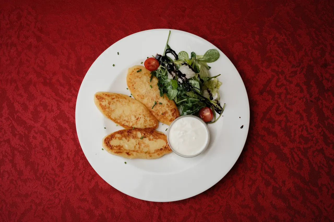 Zrazy mit grünem Salat in der Neubauschenke Wien