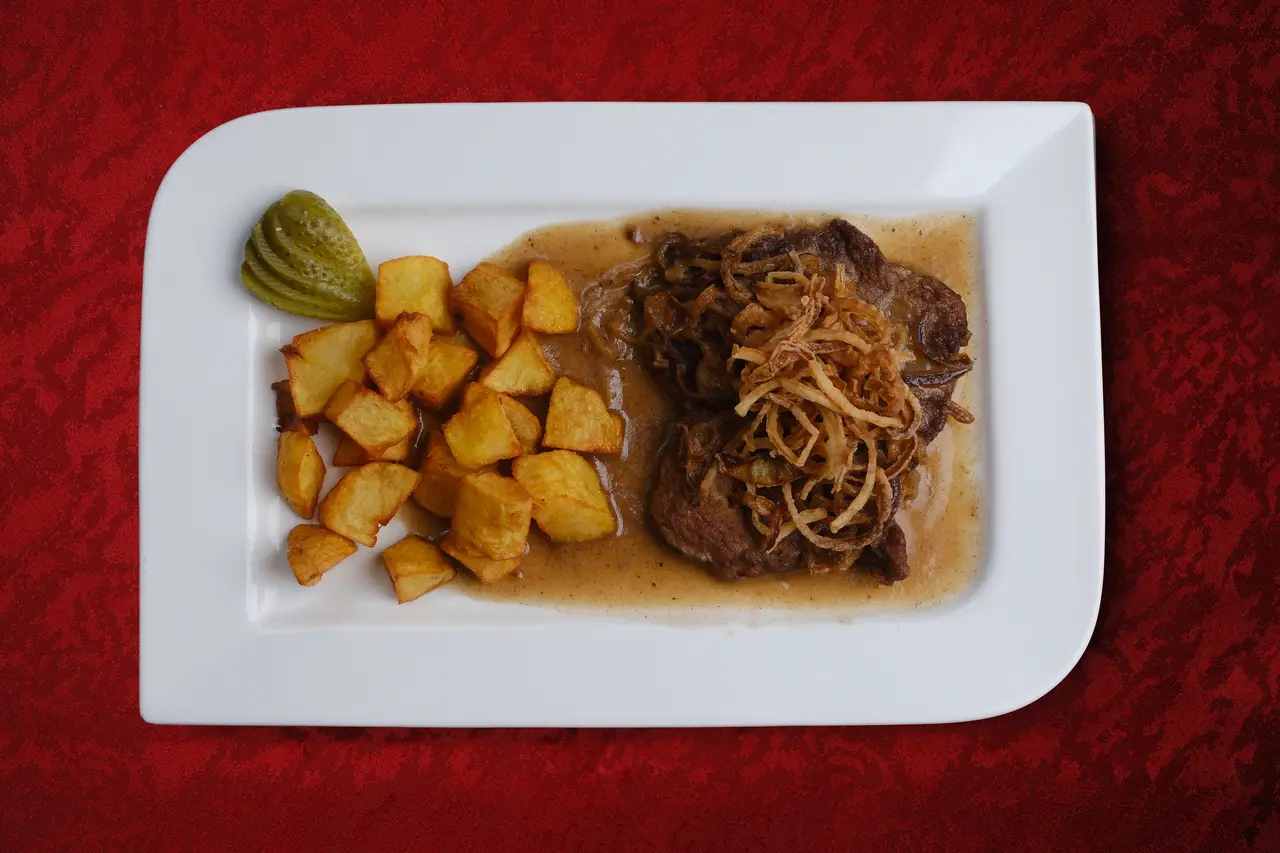 Zwiebelrostbraten in der Neubauschenke Wien